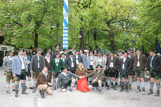 Maibaum aufstellen im Augustiner Keller am 01.05.2016